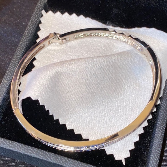 New In Box Fanci Silver Plate Aquarmarine Crystal Cuff Bracelet With Clasp Closu - Picture 4 of 9